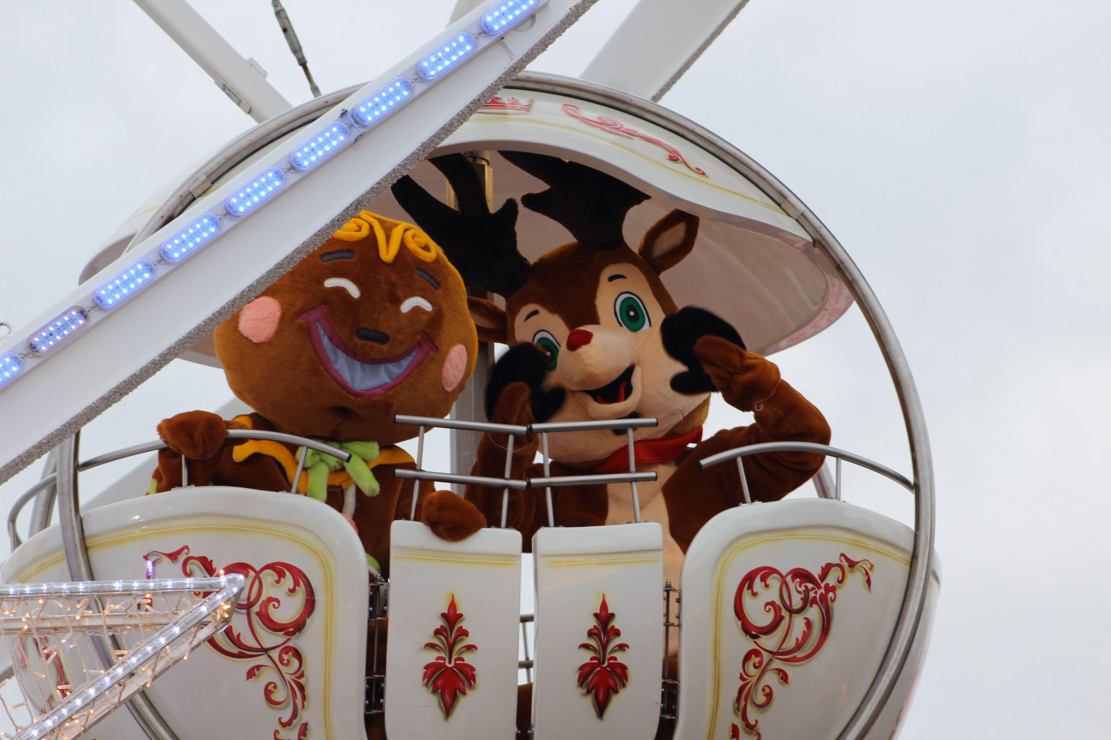 Lebkuchenman und Rentier im Riesenrad